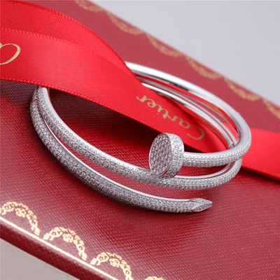 Ouro branco de Juste Un Clou Bracelet In 18k da joia com os diamantes pavimentados completos