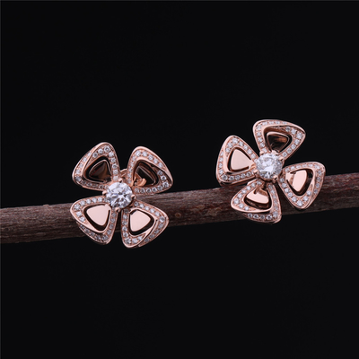 Brincos altos de Fiorever da joia do ouro real em 18 kt Rose Gold Earrings ajustada com os dois diamantes centrais e os diamantes do pavé
